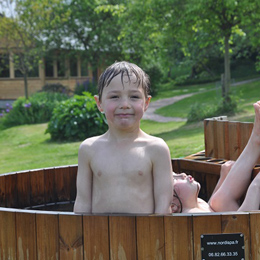 enfants dans hot tub